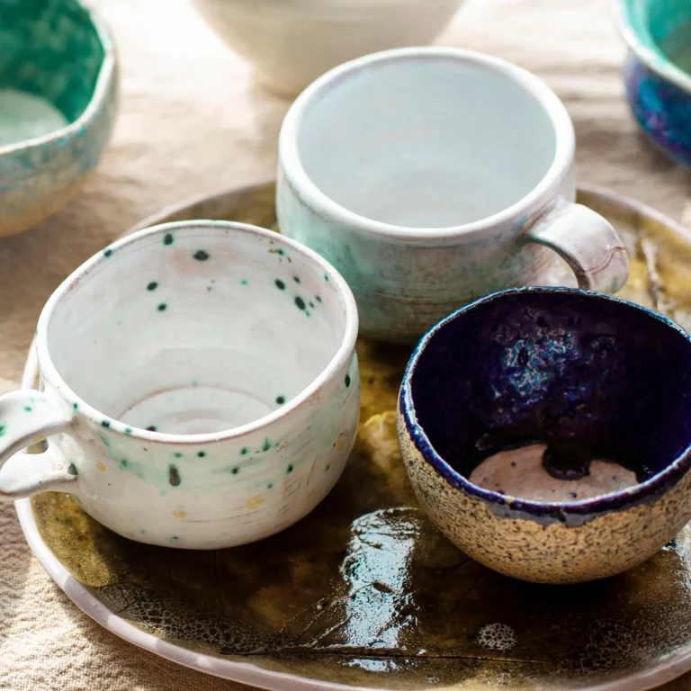 Taza de cerámica pintada a mano